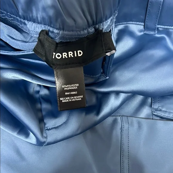 New Torrid Relaxed Taper Satin Cargo Pant Sleek Satin Pants size 16 - Picture 6 of 16